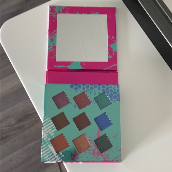 Living in Colour eyeshadow palette - Picture 3 of 4